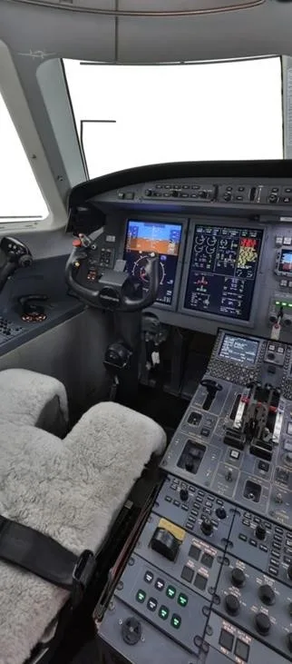 Cockpit and instrument panel of a 2006 GULFSTREAM G150.