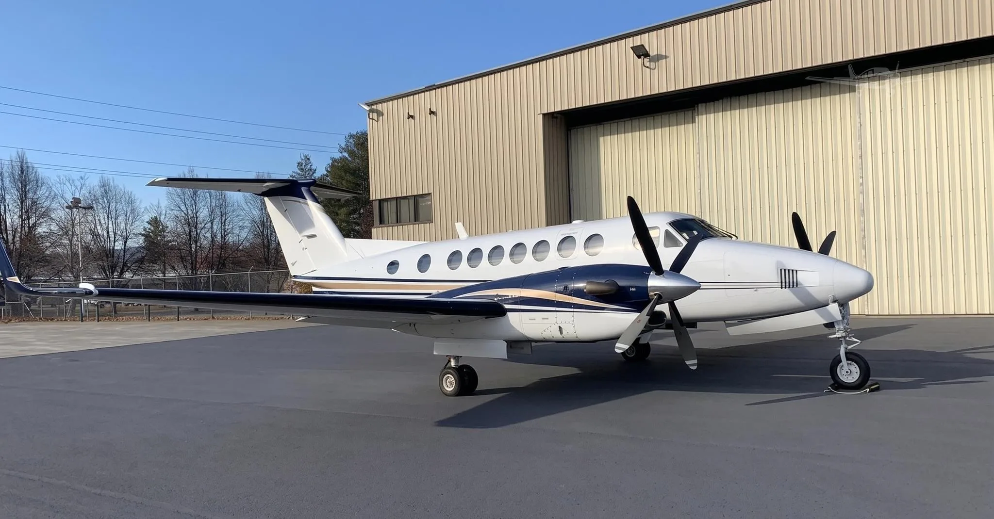 Exterior view of a 2007 BEECHCRAFT KING AIR 350, N672MM.