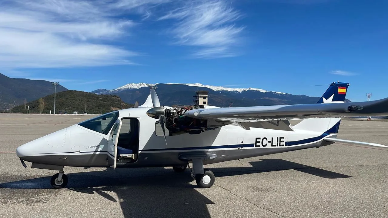 Exterior view of a 2007 Tecnam P2006T.