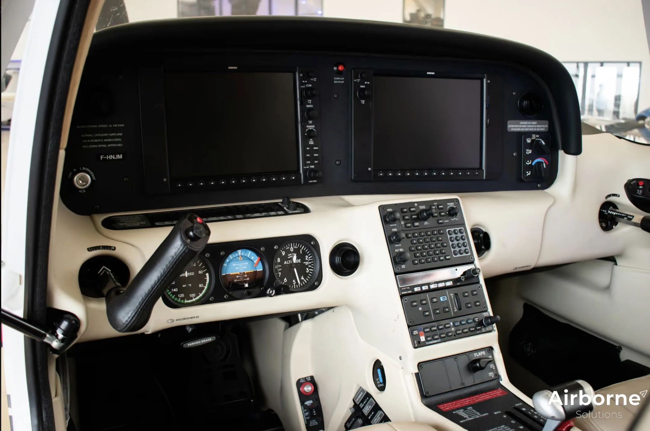 Cockpit and instrument panel of a 2016 Cirrus SR22T G5.