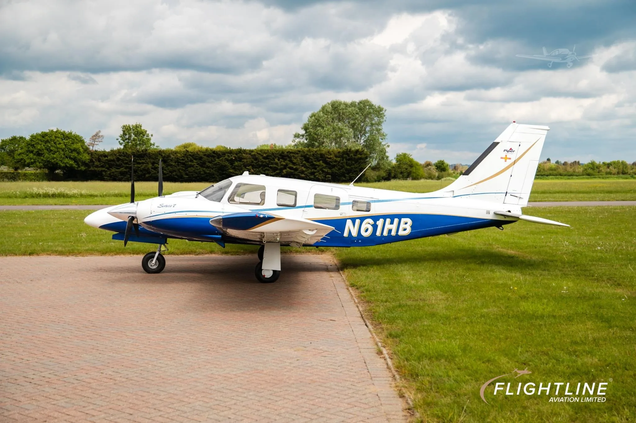 Exterior view of a 2001 PIPER SENECA V, N61HB.