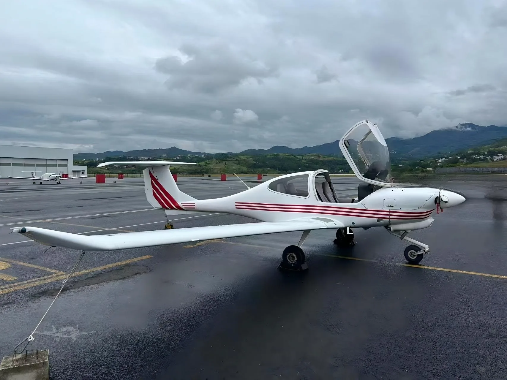 Exterior view of a 2008 DIAMOND DA40-FP DIAMOND STAR, B-9361.