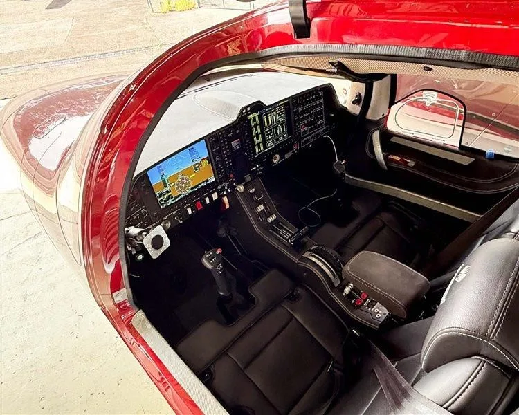 Cockpit and instrument panel of a 2022 DIAMOND DA62.