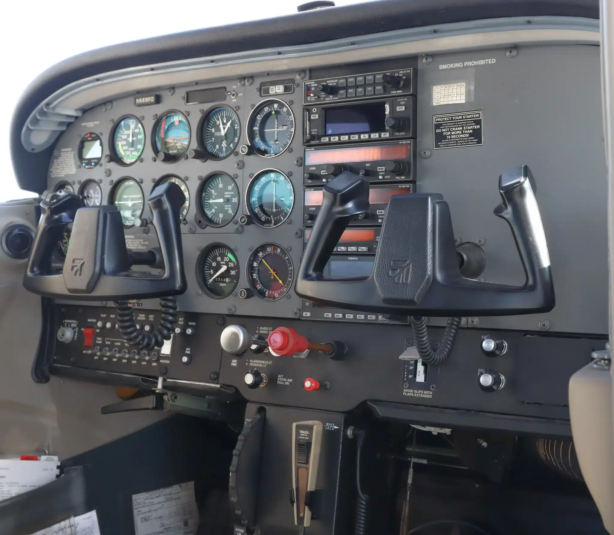 Avionics suite of a 2000 Cessna 172S Skyhawk SP.