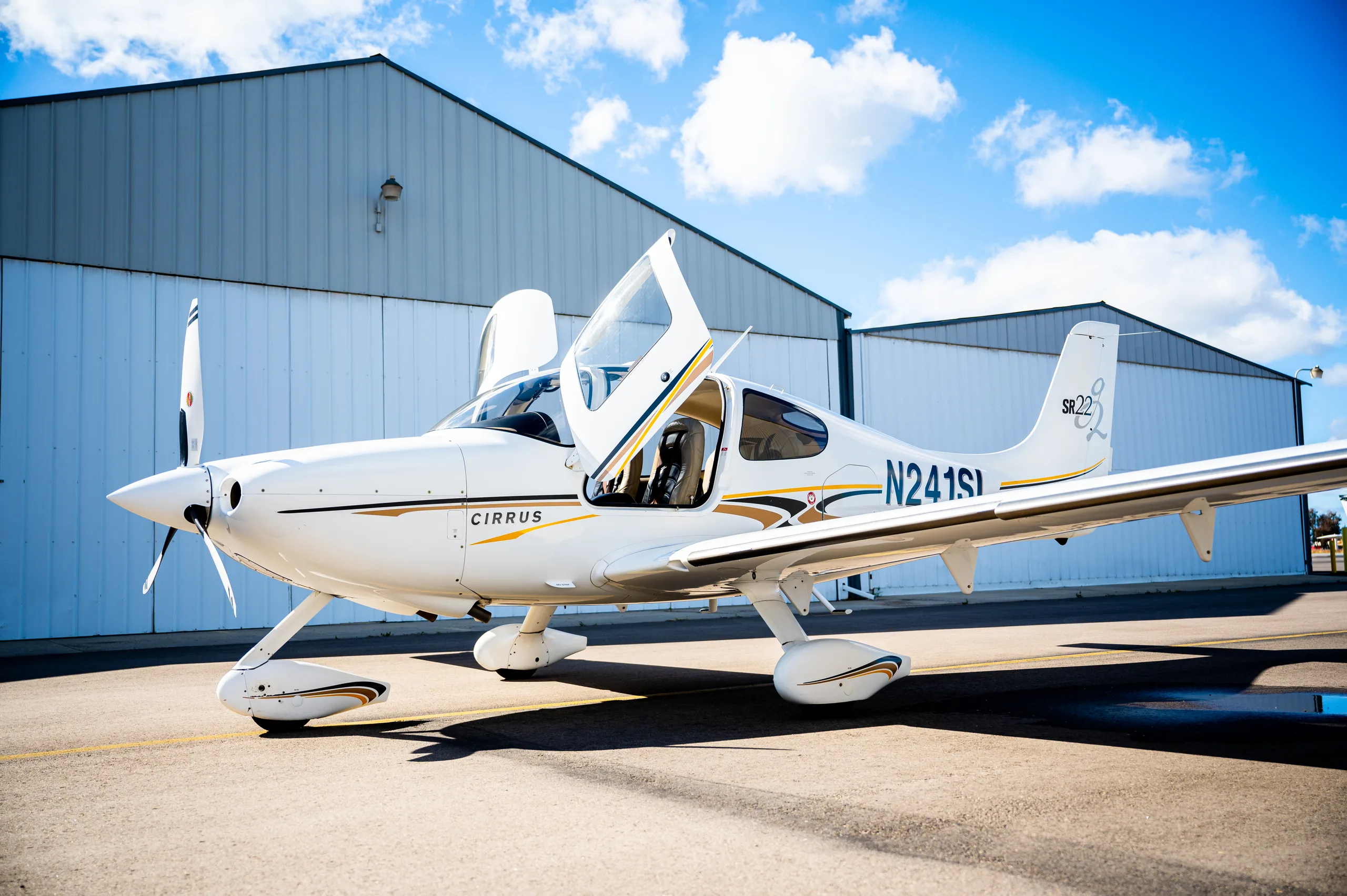 Exterior view of a 2024 Cirrus SR22-G7 Turbo, N711HQ.