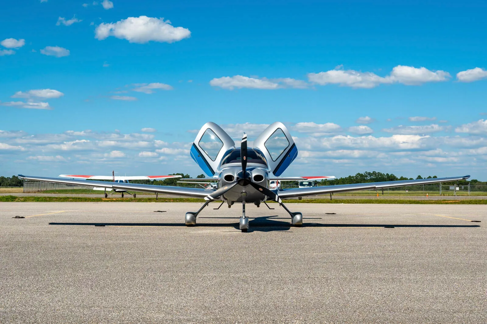 Exterior view of a 2014 Cirrus SR22 G5.