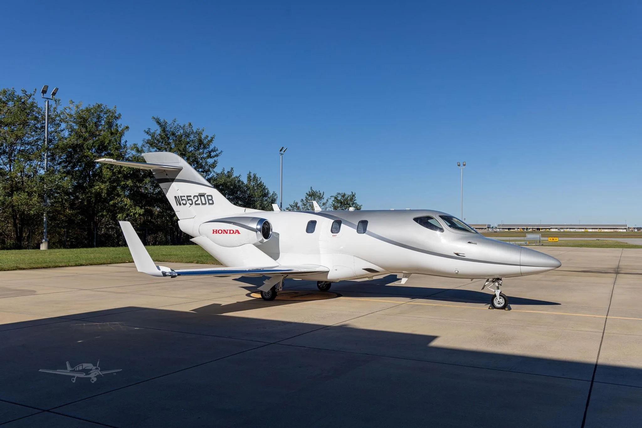 Exterior view of a 2017 HONDA JET APMG S, N552DB.