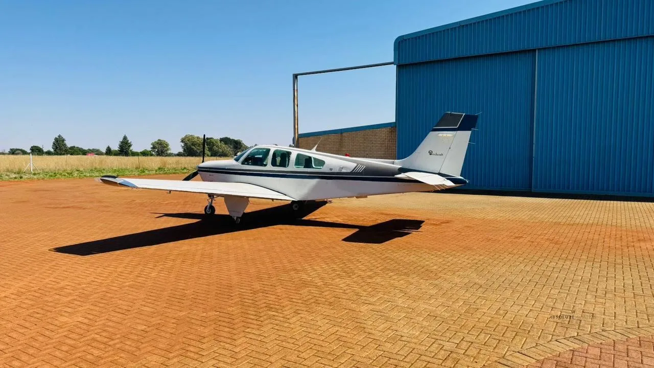Exterior view of a 1989 BEECHCRAFT F33A BONANZA.
