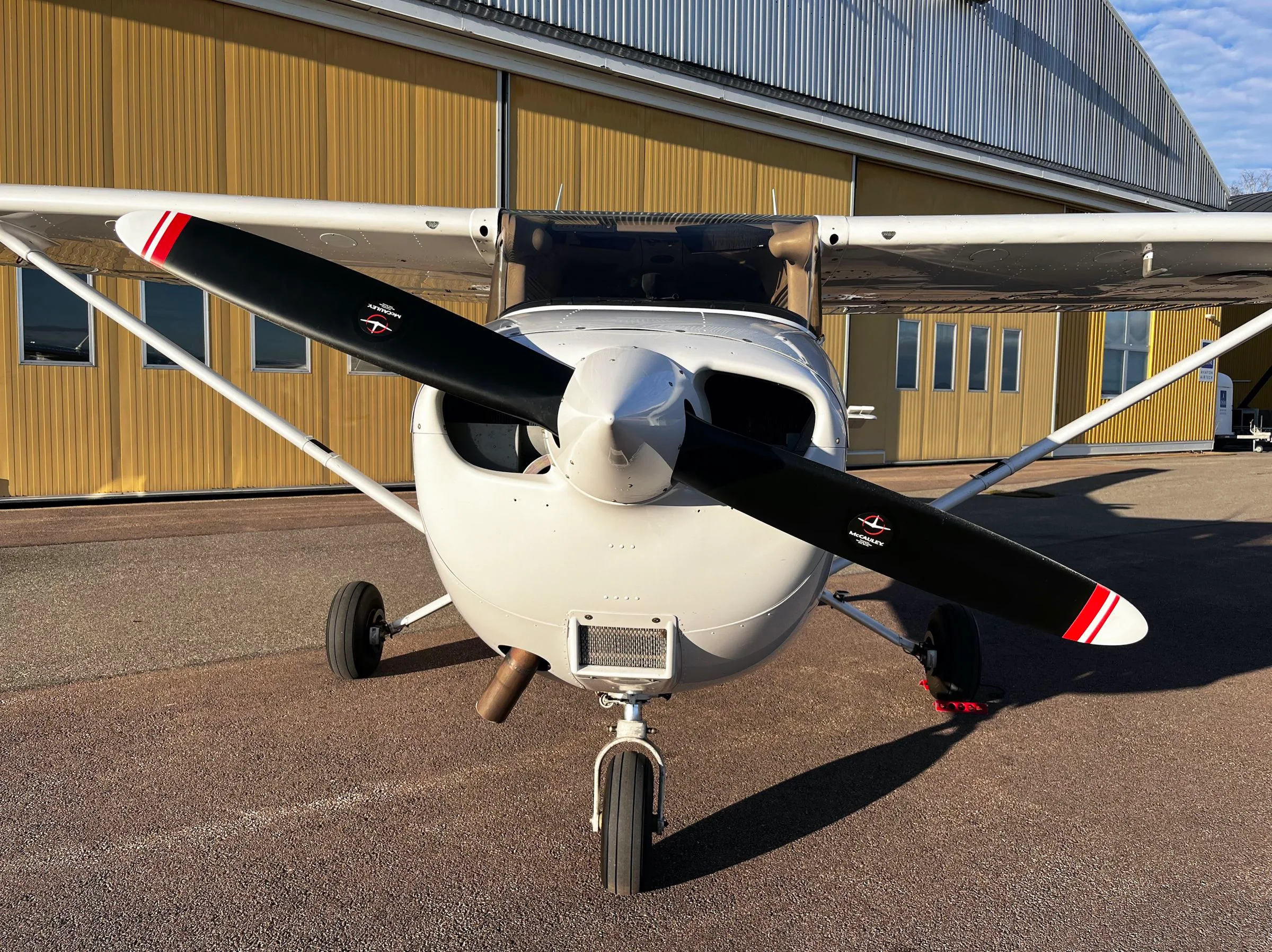 Exterior view of a 2006 Cessna 172S.