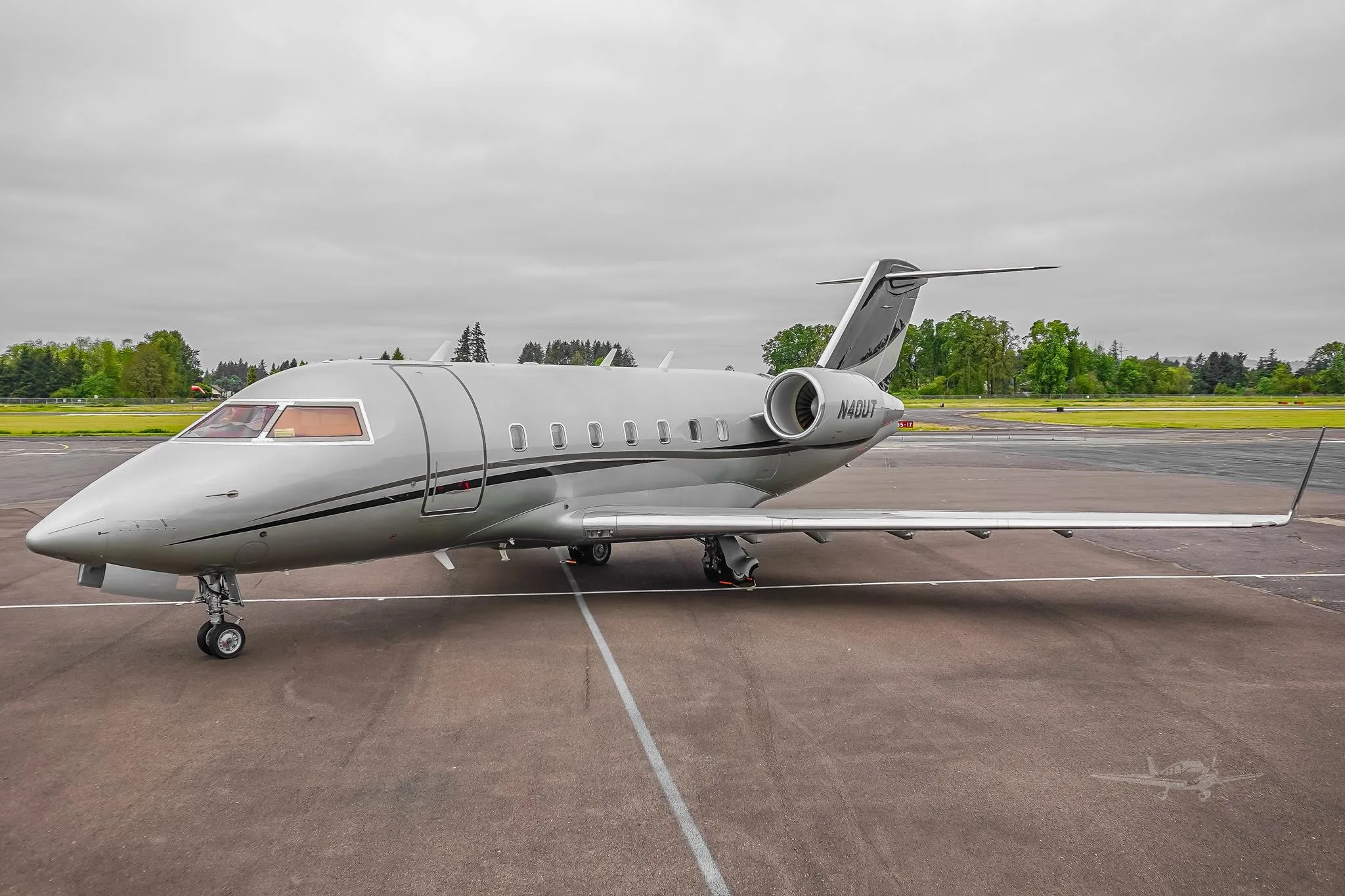 Exterior view of a 1993 BOMBARDIER CHALLENGER 601-3A/ER, N40UT.