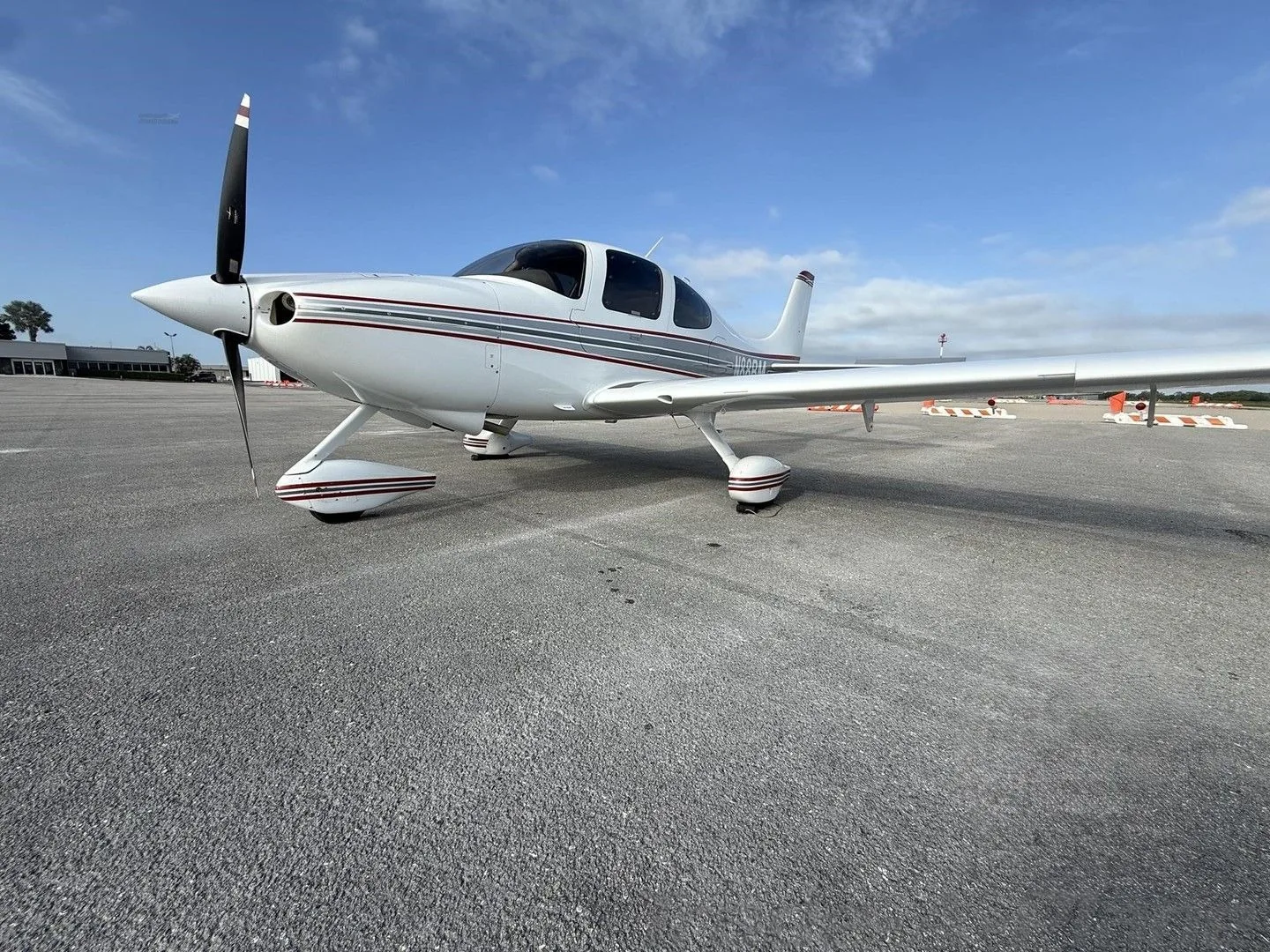 Exterior view of a 2004 Cirrus SR22 G2.