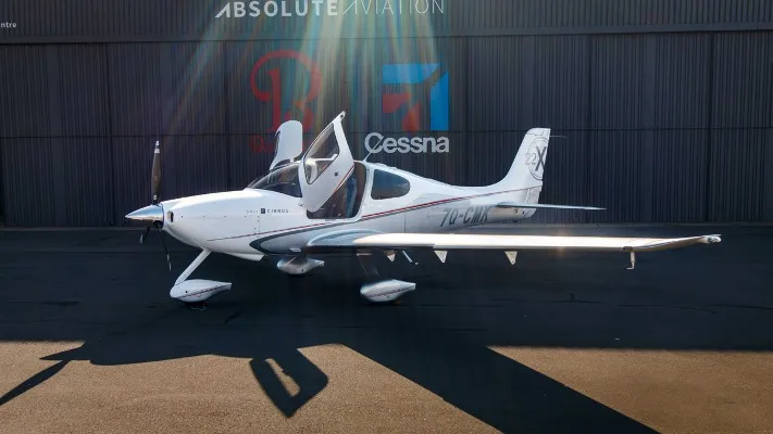 Exterior view of a 2010 Cirrus SR22-G3.