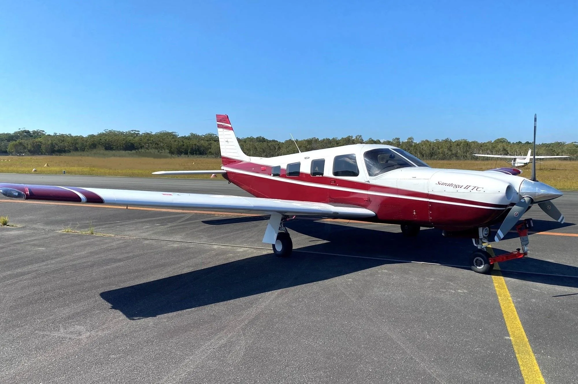 Exterior view of a 2000 PIPER T SARATOGA.