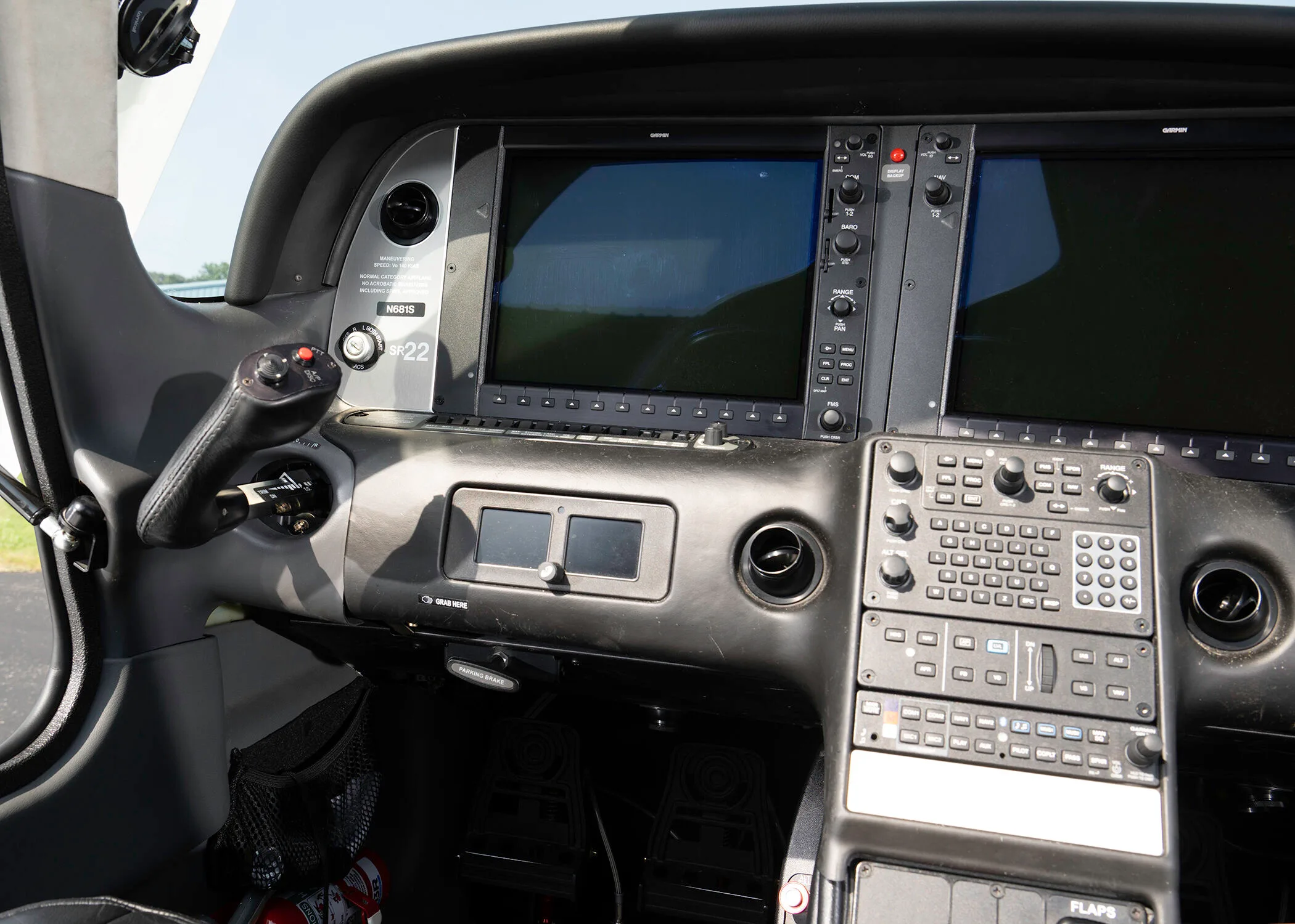 Cockpit and instrument panel of a 2016 Cirrus SR22-G5.