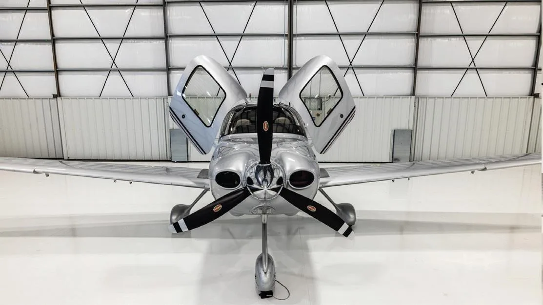 Exterior view of a 2015 CIRRUS SR20-G3, N314YF.
