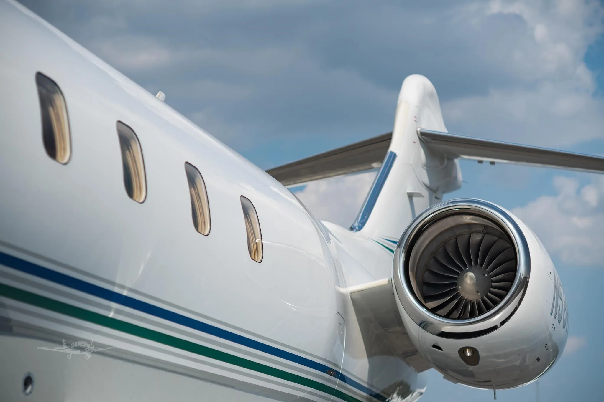 Exterior view of a 2007 BOMBARDIER CHALLENGER 300, N58HA.