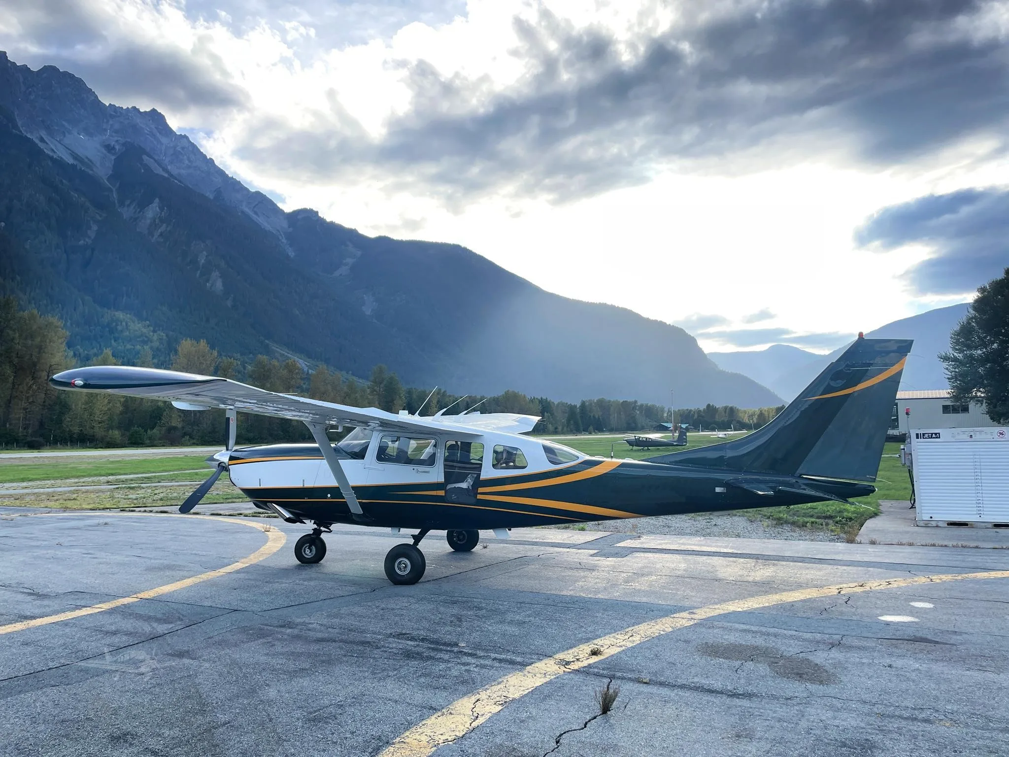 Exterior view of a 1998 CESSNA TURBO 206H STATIONAIR.