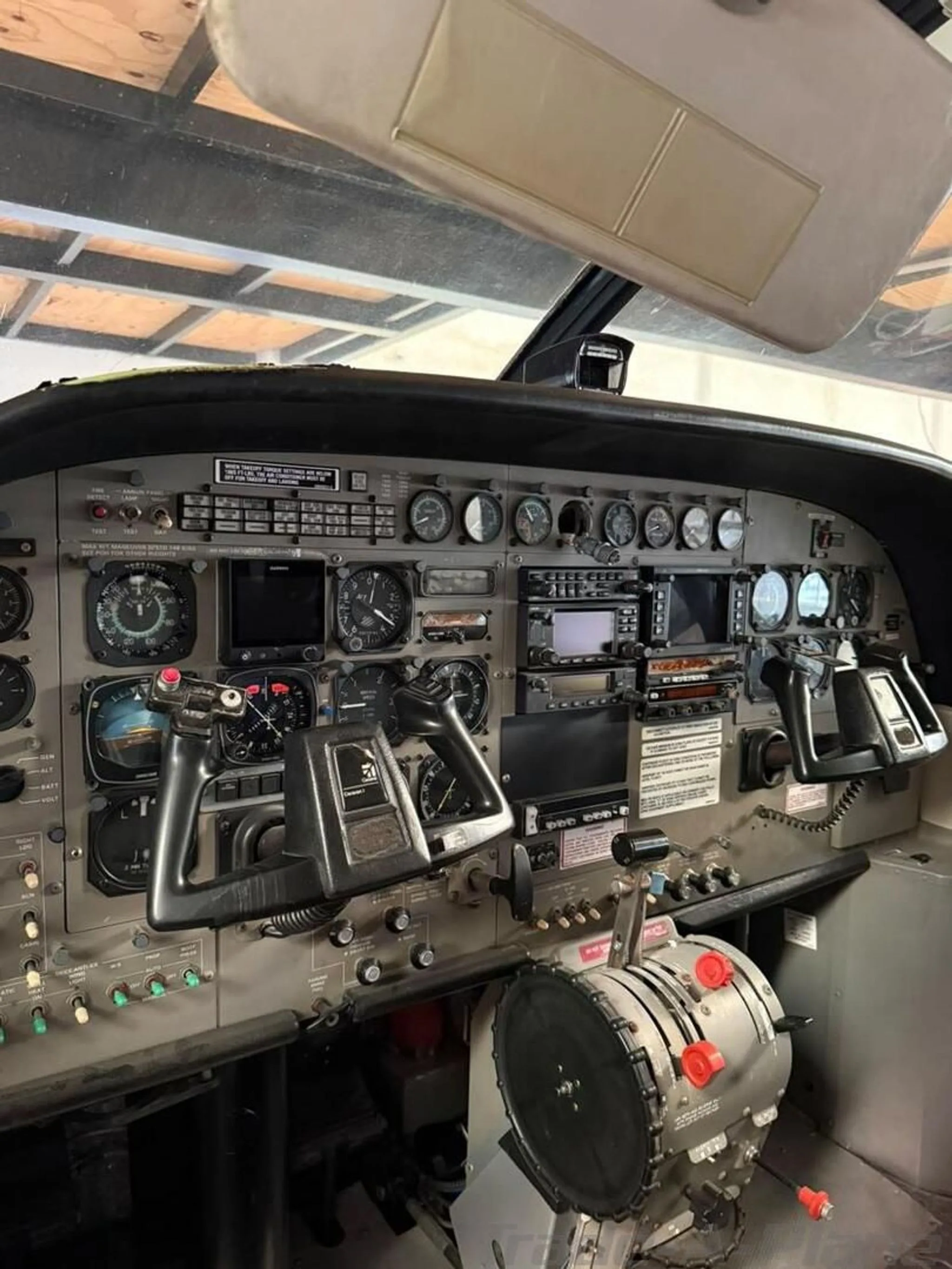 Cockpit and instrument panel of a 1995 CESSNA 208B GRAND CARAVAN.