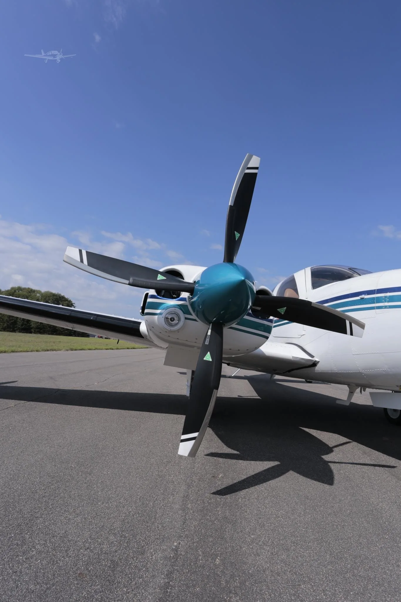 Cockpit and instrument panel of a 1982 BEECHCRAFT 58P BARON.