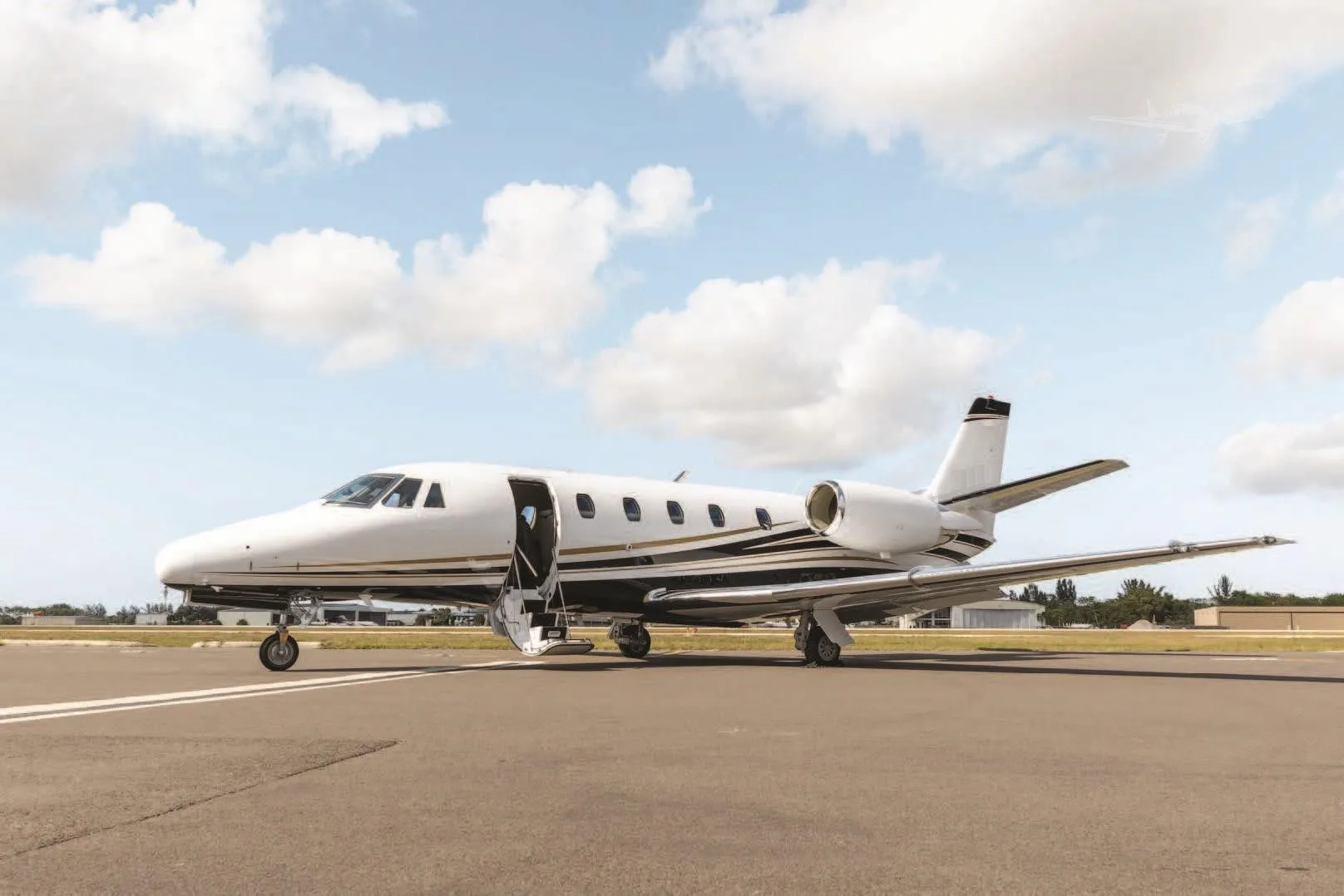 Exterior view of a 2000 CESSNA CITATION EXCEL, N135SP.