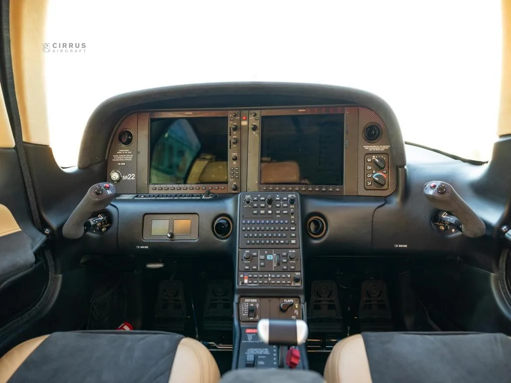 Cockpit and instrument panel of a 2021 CIRRUS SR22-G6.