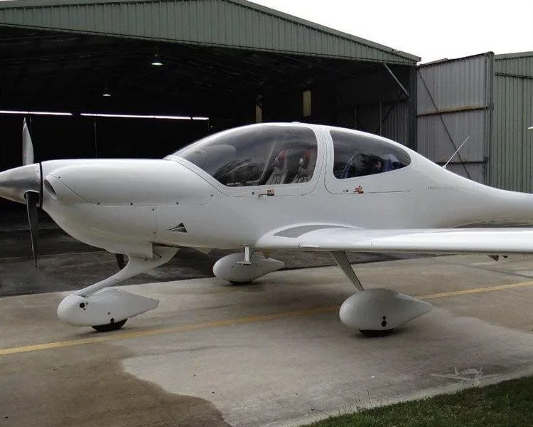 Exterior view of a 2005 DIAMOND DA40, VH-ZSI.