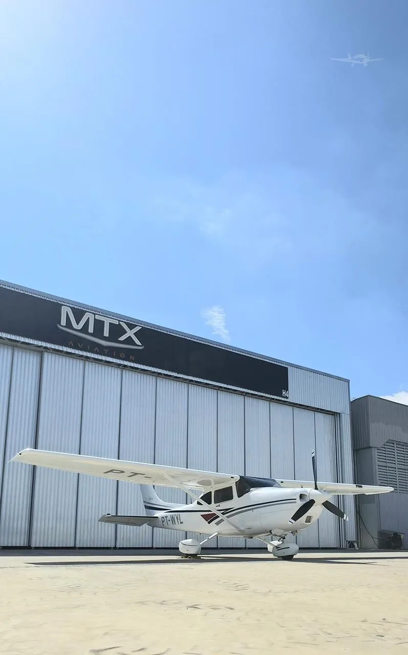 Exterior view of a 1998 CESSNA 182S SKYLANE.