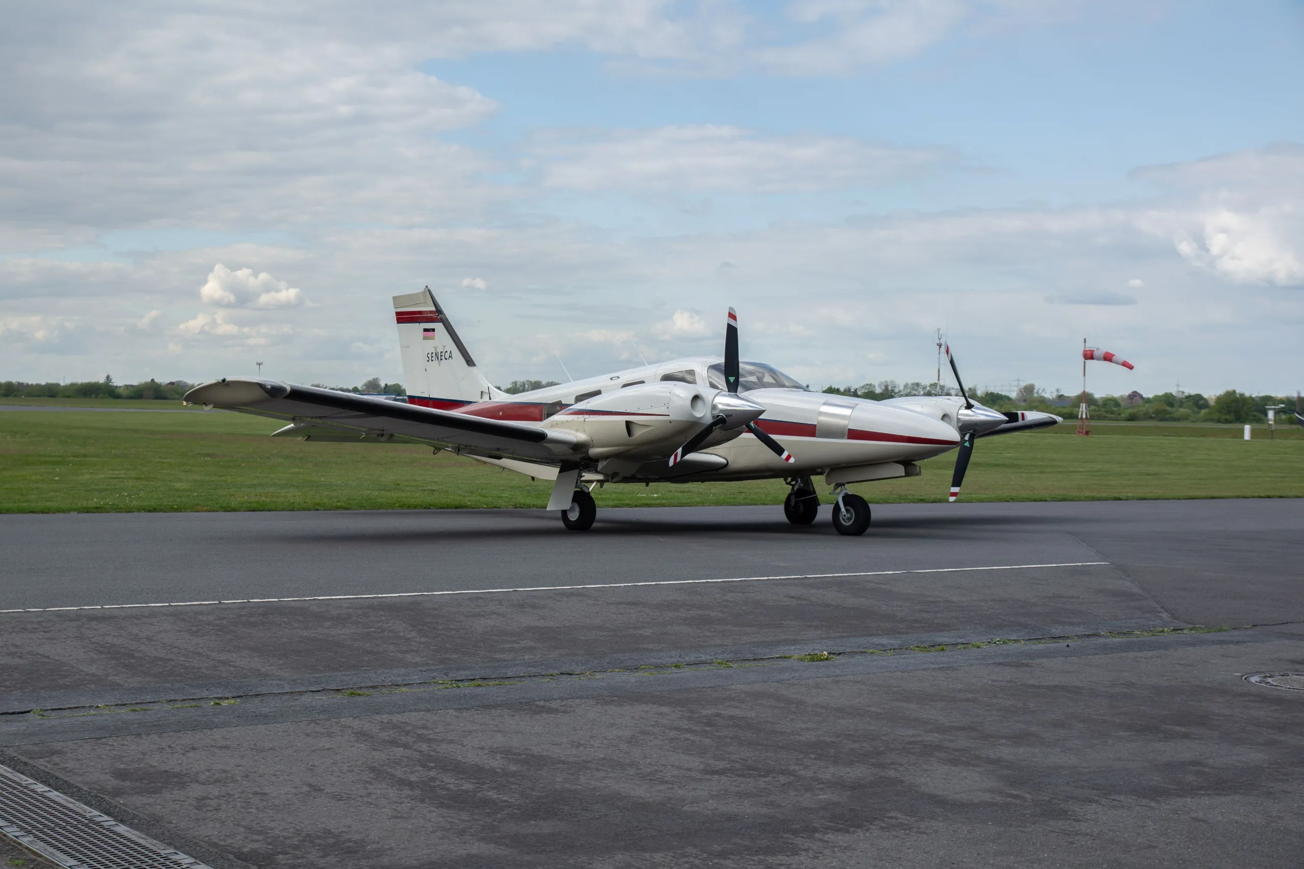 Exterior view of a 1997 Piper Seneca V.