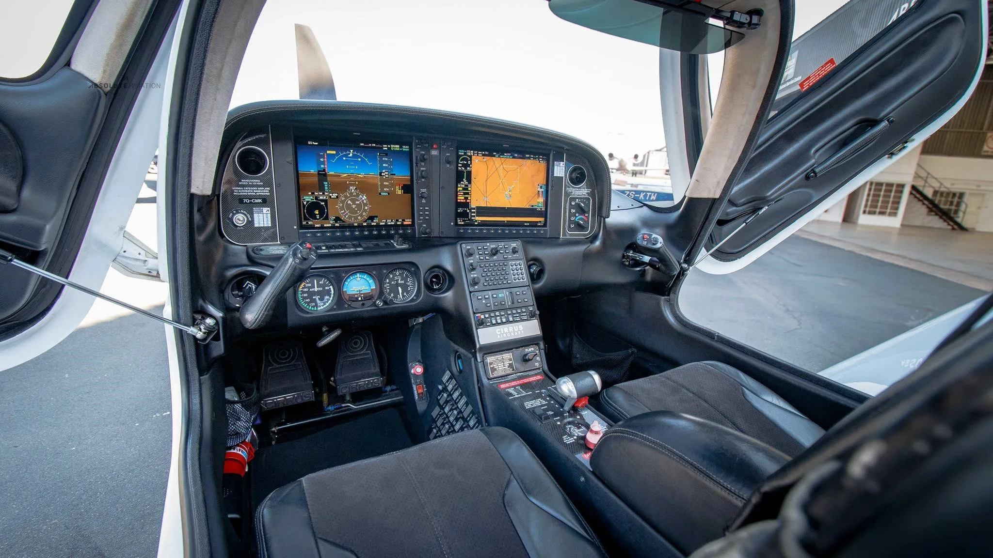 Cockpit and instrument panel of a 2010 CIRRUS SR22-G3.
