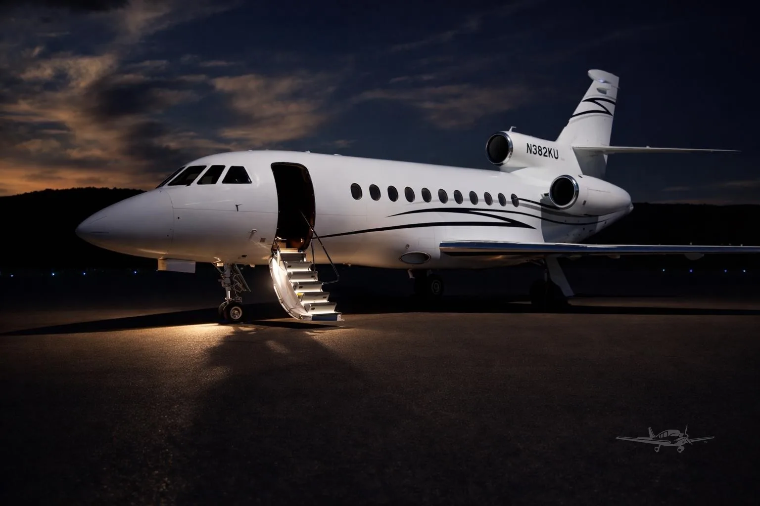 Exterior view of a 1999 DASSAULT FALCON 900EX, N382KU.