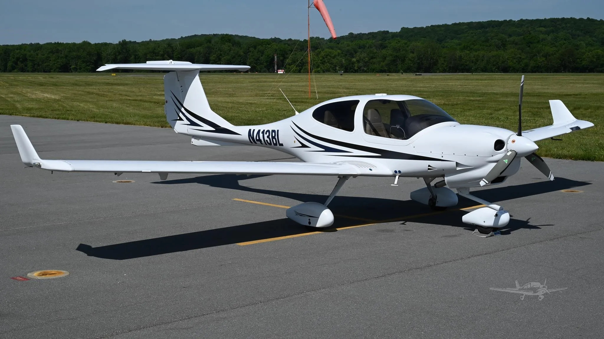 Exterior view of a 2019 DIAMOND DA40 NG, N413BL.