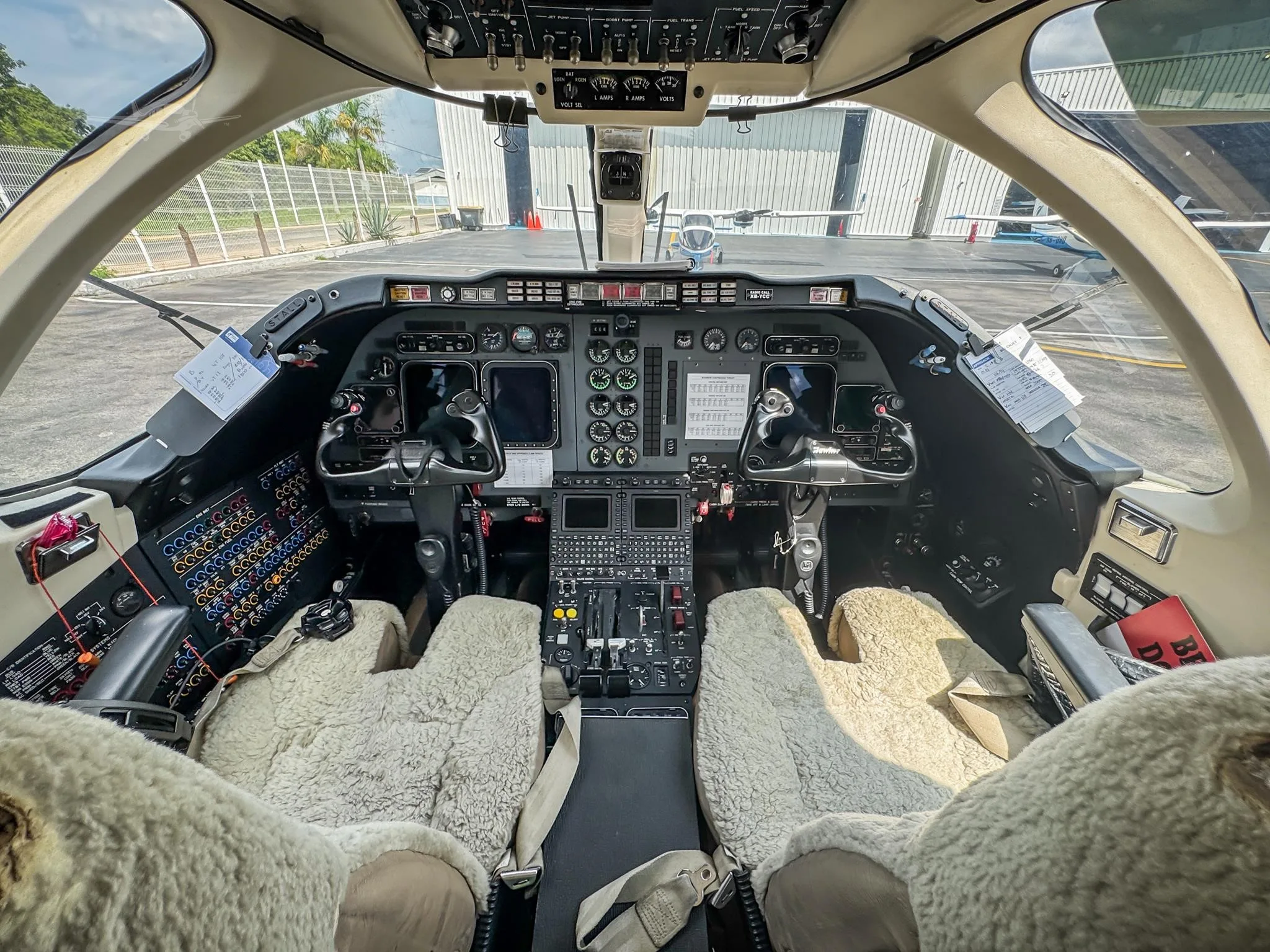 Cockpit and instrument panel of a 2008 HAWKER 400XP.