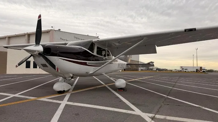 Exterior view of a 2004 Cessna 182T.