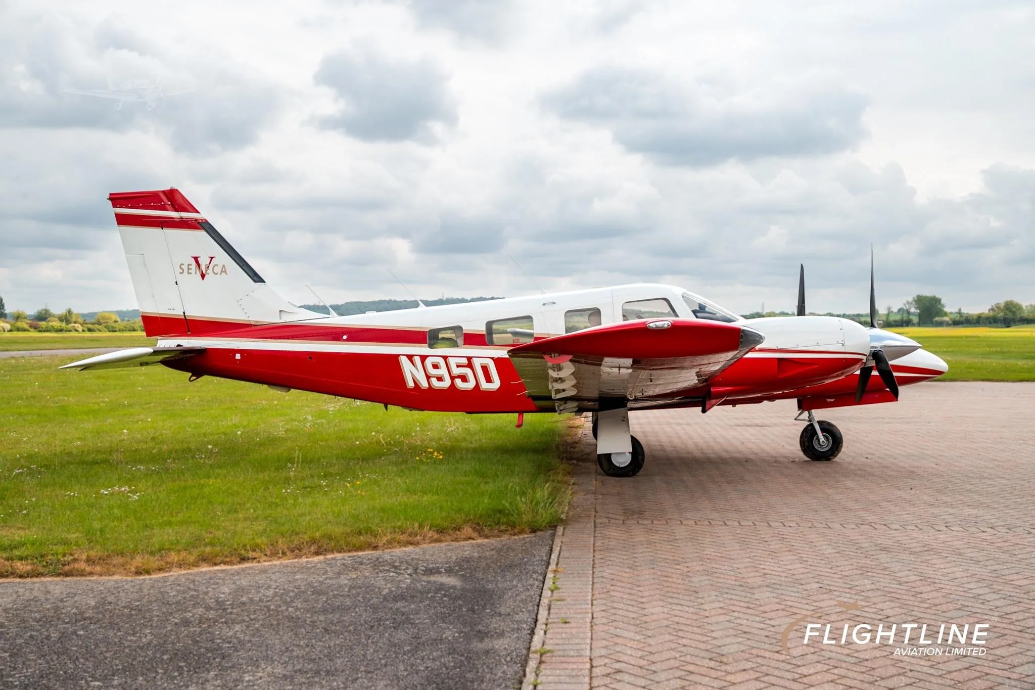 Exterior view of a 1998 PIPER SENECA V, N95D.