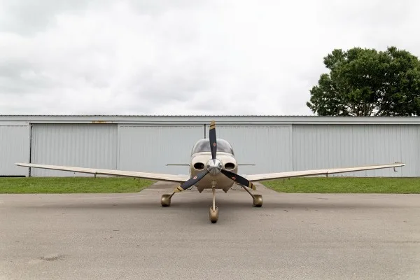 Exterior view of a 2007 Cirrus SR22-G3, N606SR.