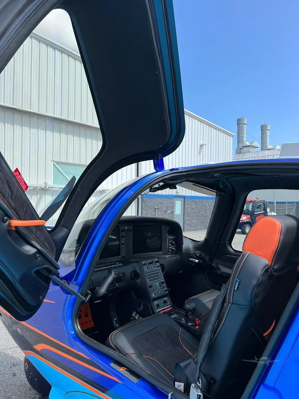 Cockpit and instrument panel of a 2023 CIRRUS SR22-G6 TURBO.