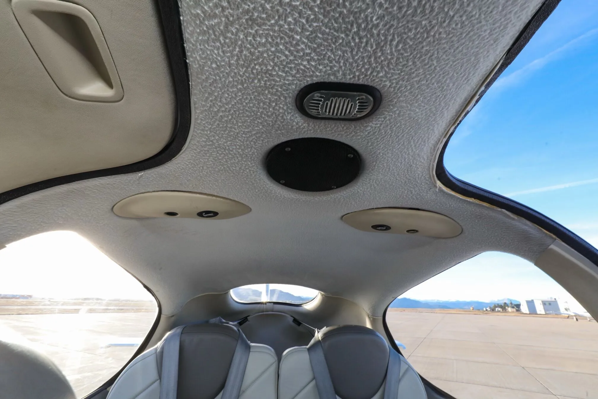 Cabin interior of a Cirrus N501DF SR20-G1 - Aerista.