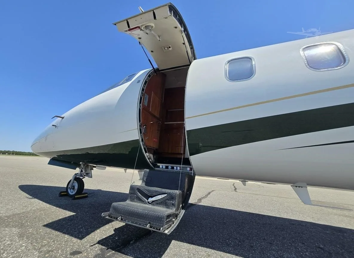 Exterior view of a 1996 LEARJET 60, N92NS.