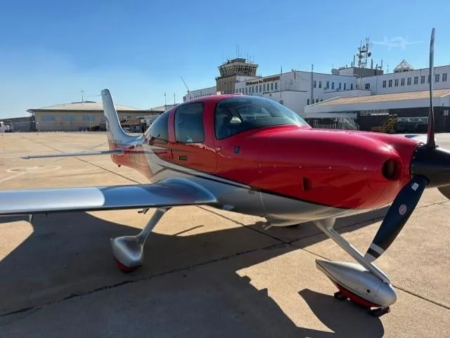 Exterior view of a 2019 CIRRUS SR22-G6, Z-HBW.