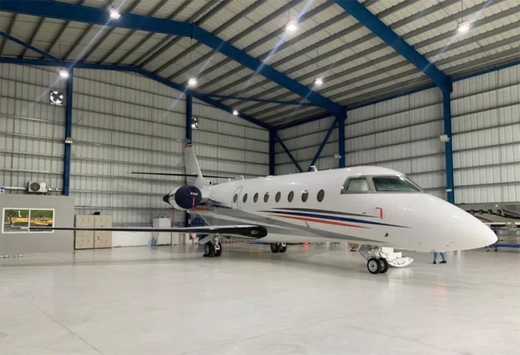 Cockpit and instrument panel of a 2004 Gulfstream G200.