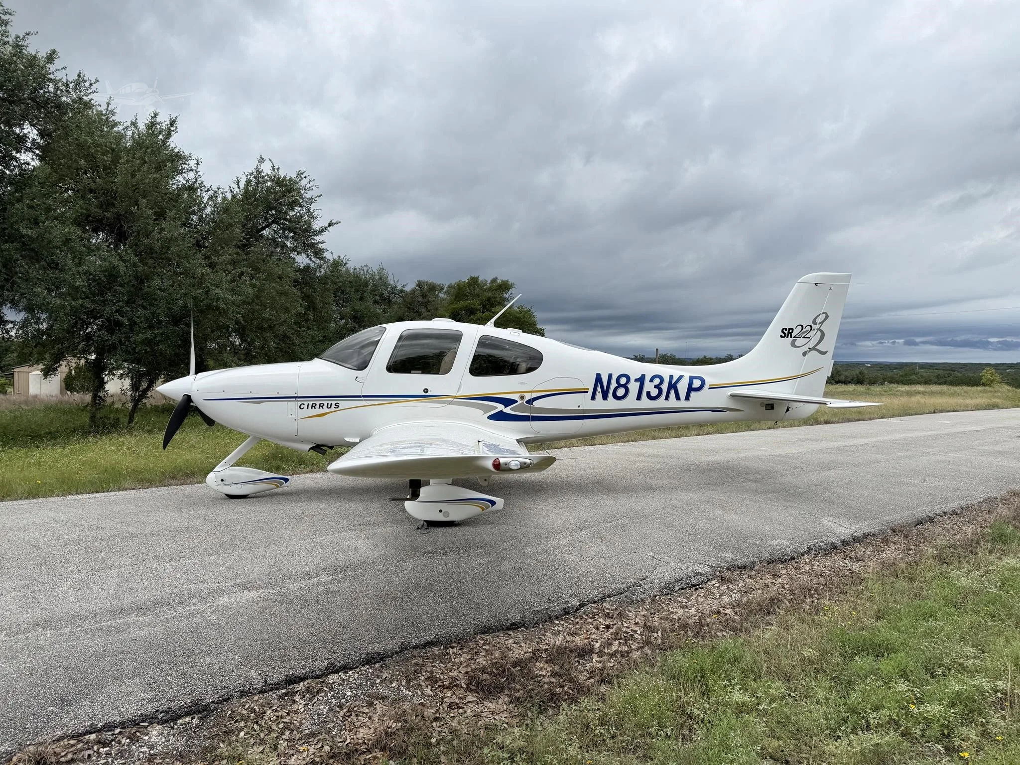 Exterior view of a 2004 CIRRUS SR22-G2, N813KP.