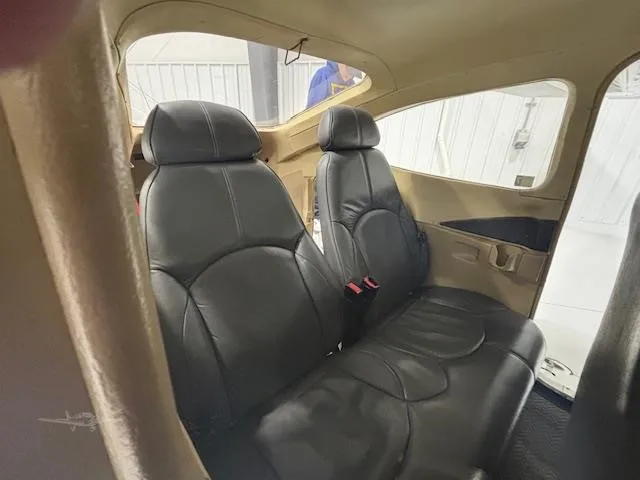 Cabin interior of a 2001 CESSNA 182T SKYLANE.