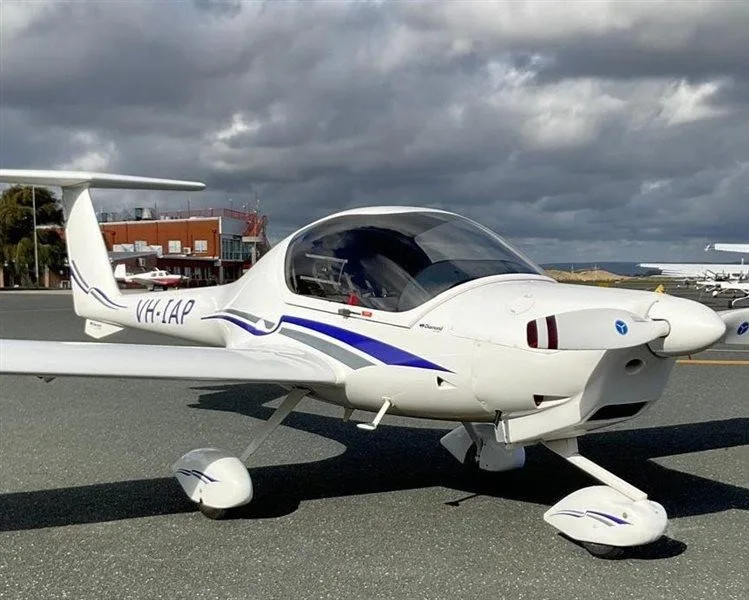 Exterior view of a 1998 DIAMOND DA20-A1 KATANA, VH-IAP.