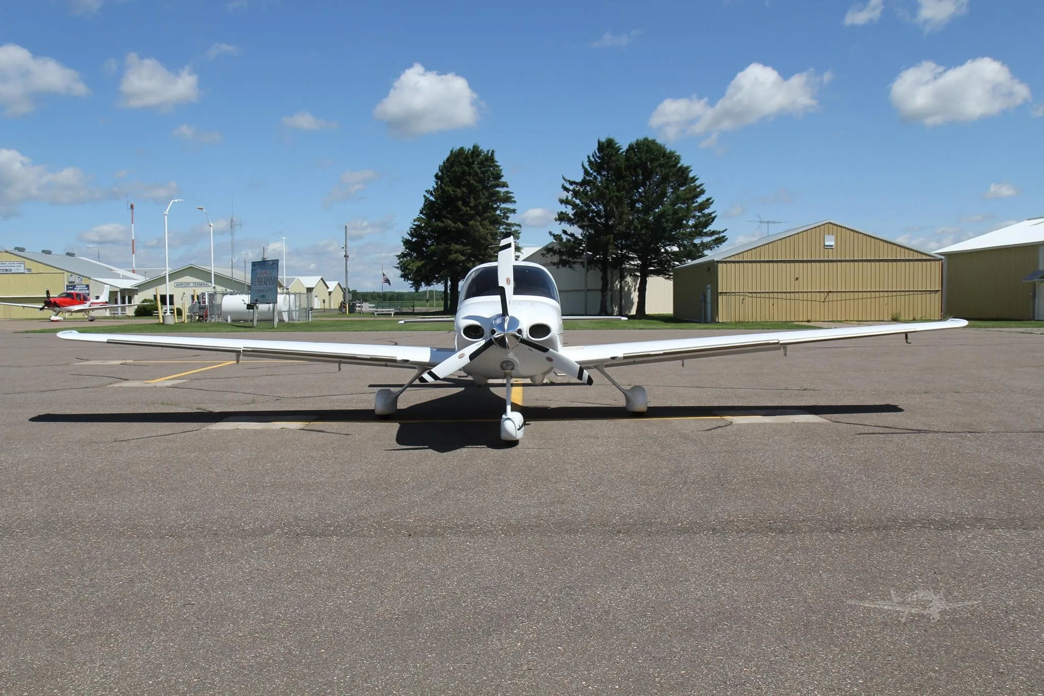 Exterior view of a 2005 CIRRUS SR22-G2, N228MM.