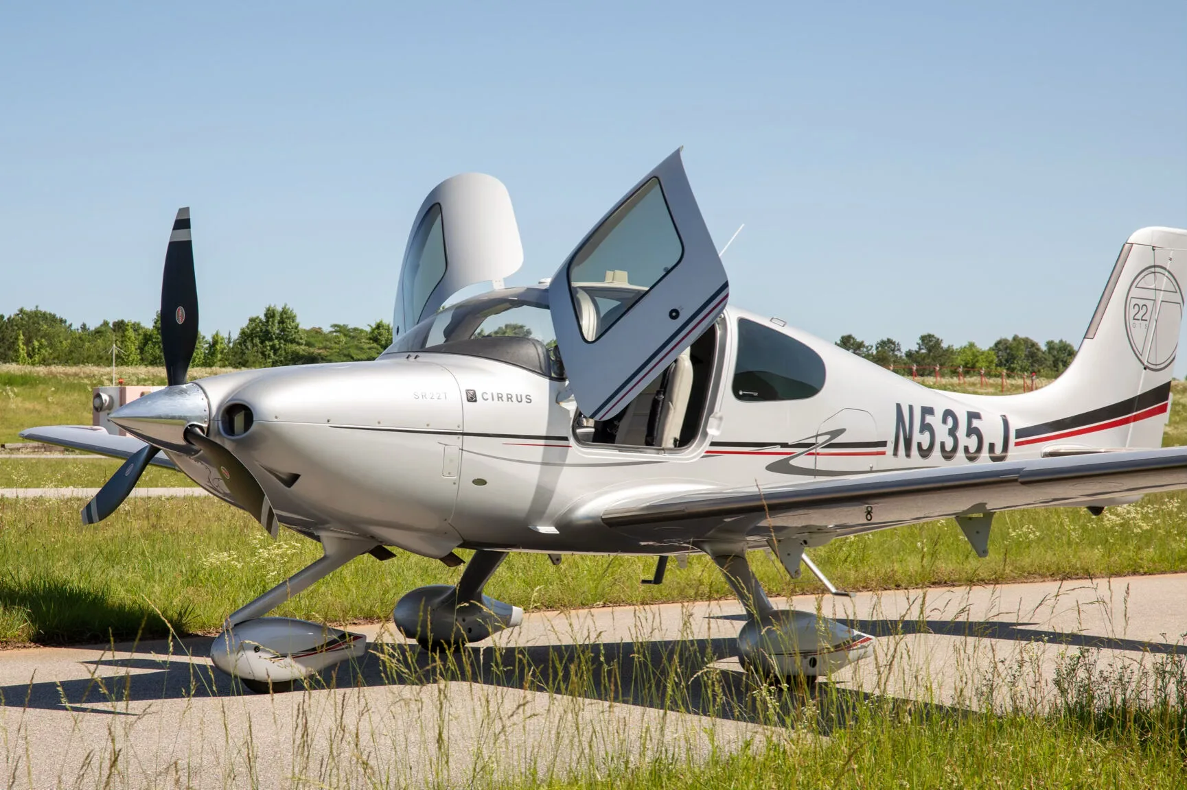 Exterior view of a 2011 Cirrus SR22-G3 TURBO, N535J.