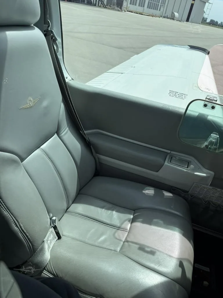 Cabin interior of a 1989 BEECHCRAFT F33A BONANZA.