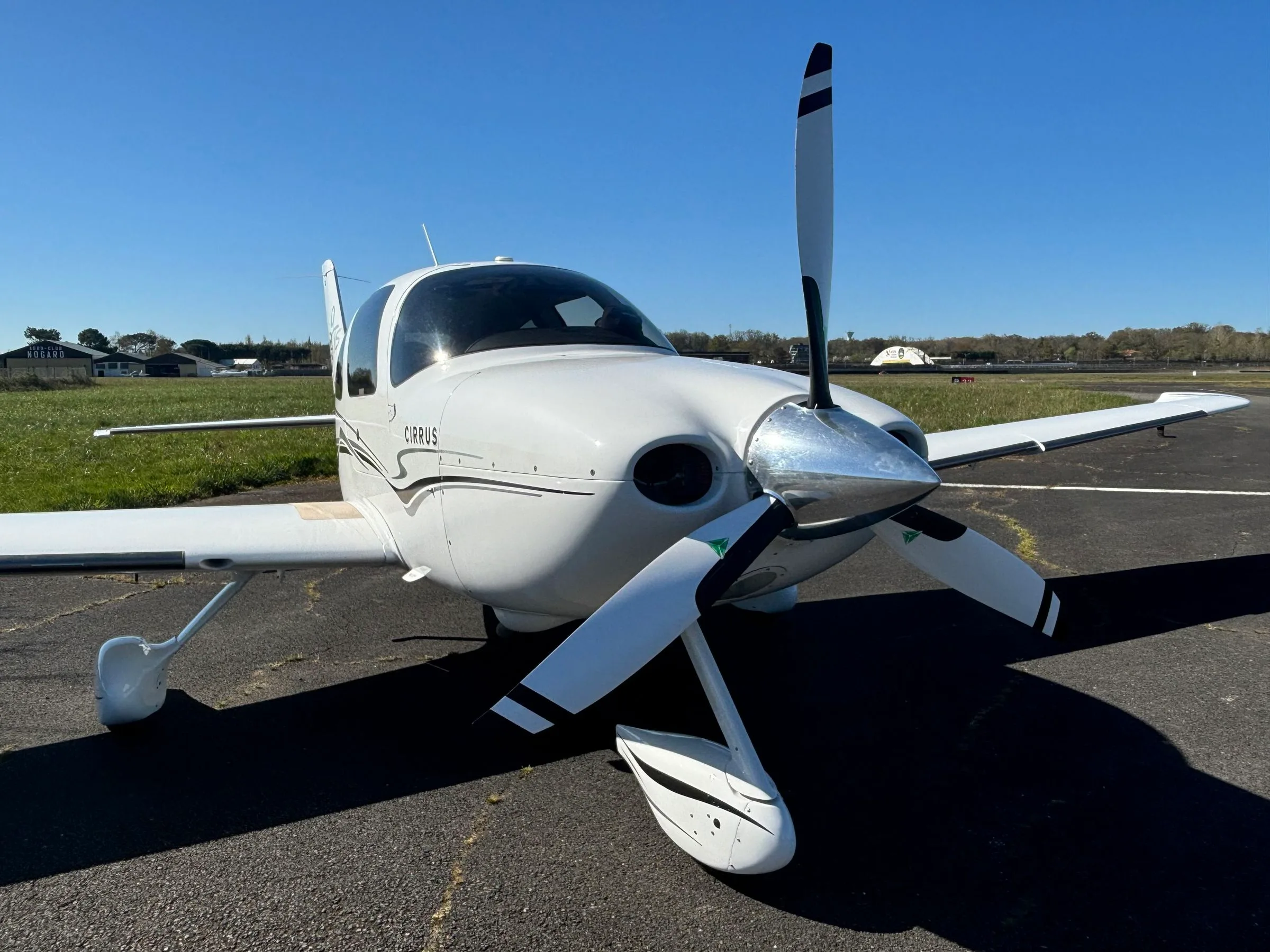 Exterior view of a 2005 Cirrus SR22 G2 GTS, F-HGUS.
