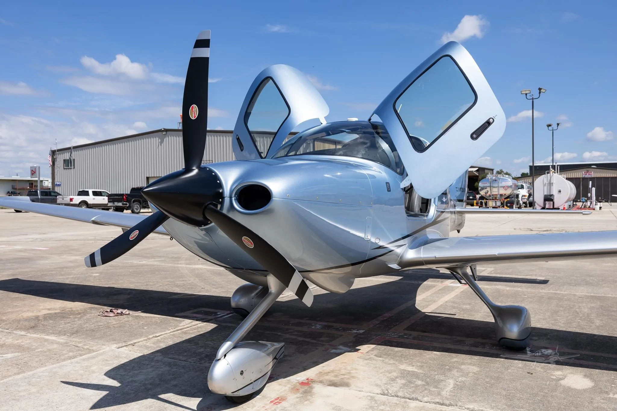 Exterior view of a 2023 CIRRUS SR20-G6, N695TS.
