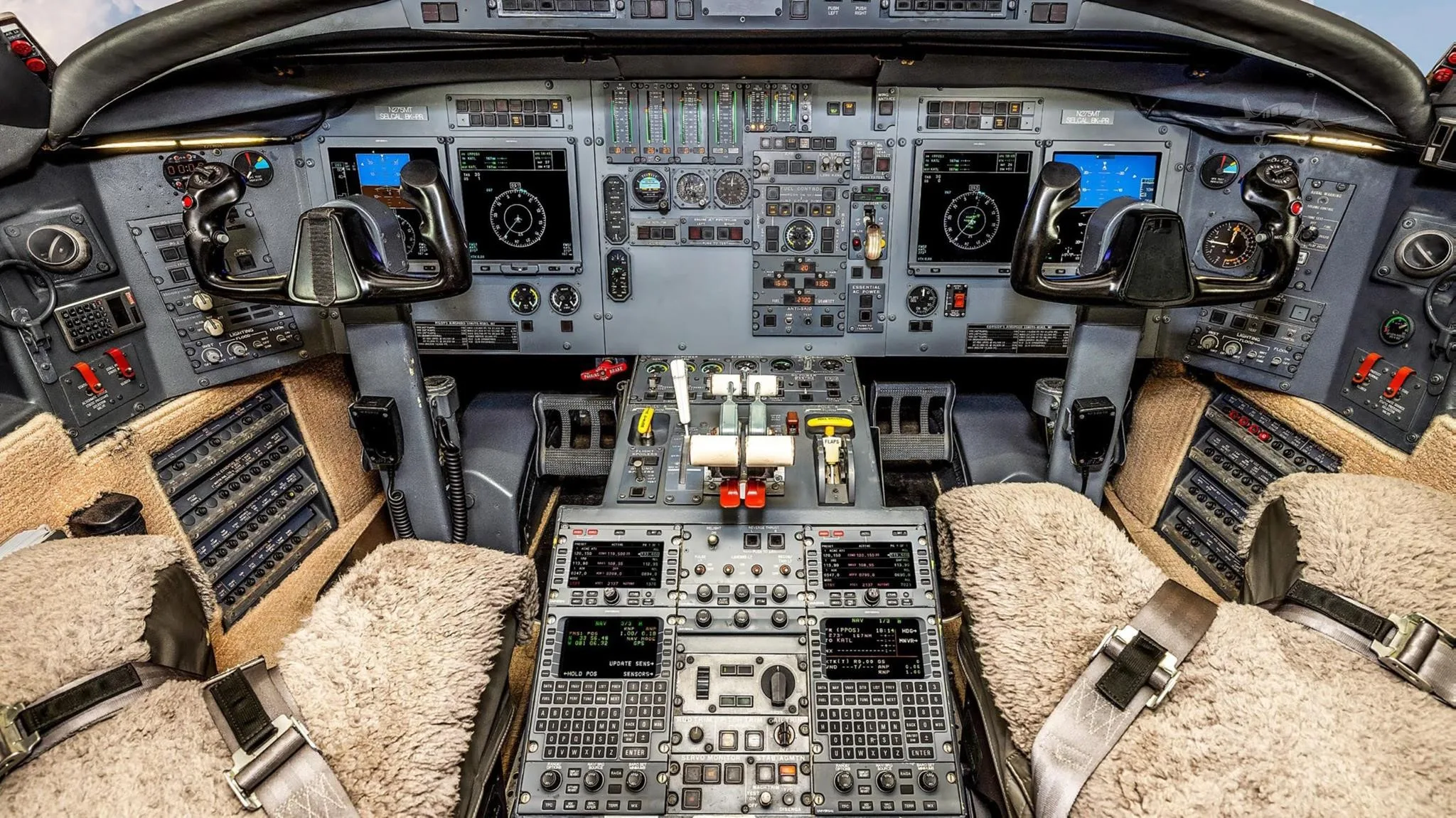 Cockpit and instrument panel of a 1983 BOMBARDIER CHALLENGER 601-1A.
