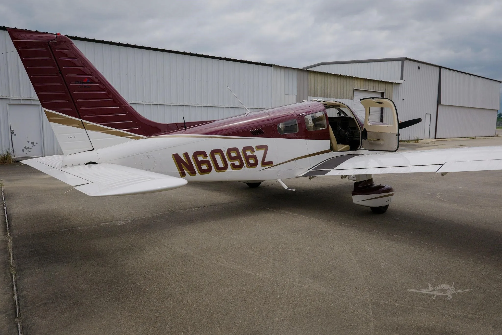 Exterior view of a 2010 PIPER ARCHER III, N6096Z.